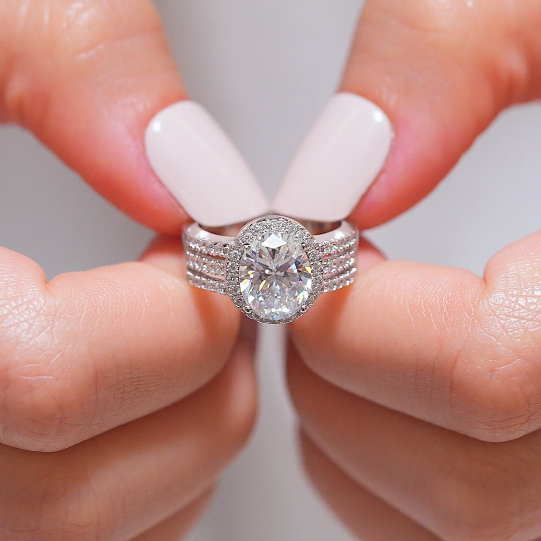 Glistening Oval Cut 3.0ct Halo Design Engagement Ring In Sterling Silver