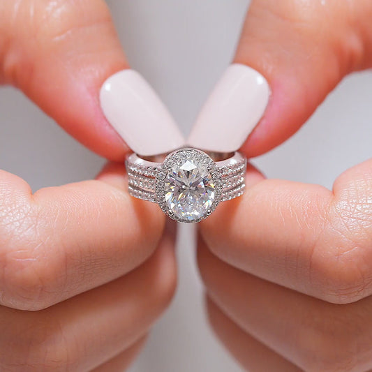 Glistening Oval Cut 3.0ct Halo Design Engagement Ring In Sterling Silver