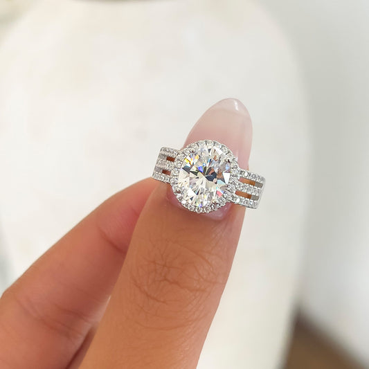 Glistening Oval Cut 3.0ct Halo Design Engagement Ring In Sterling Silver