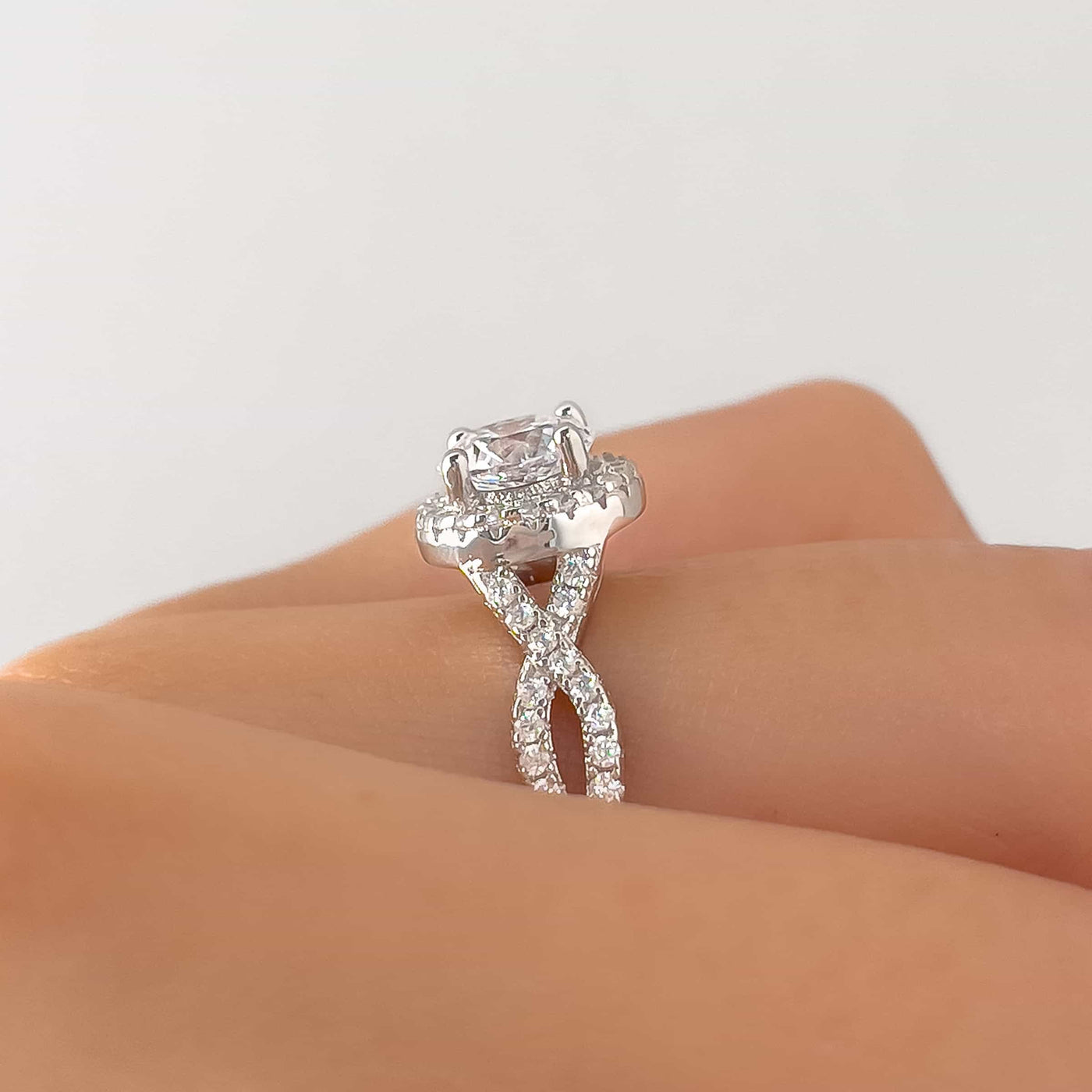 Gleaming Round Cut 1.0ct Halo Design Engagement Ring In Sterling Silver