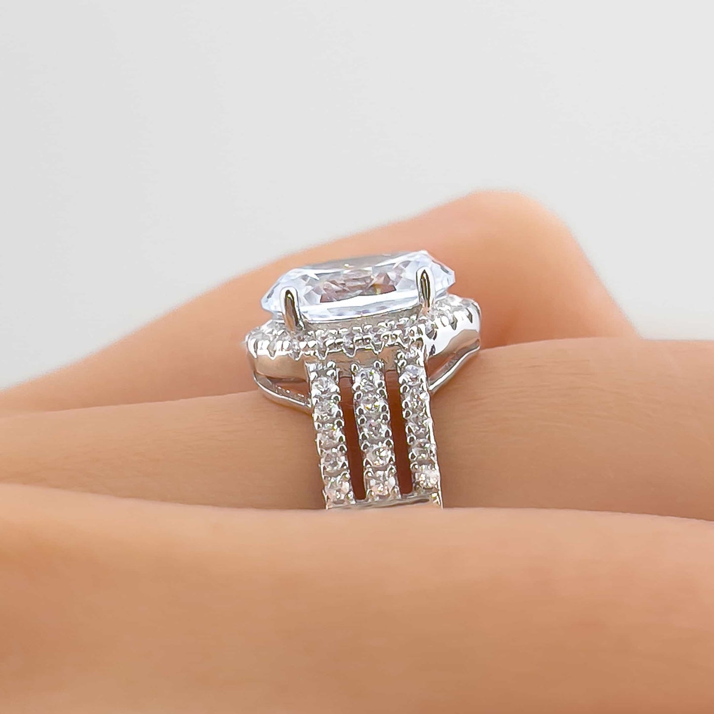 Glistening Oval Cut 3.0ct Halo Design Engagement Ring In Sterling Silver